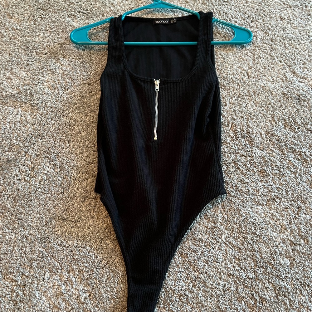size 6 black zip up body suit tank top from boohoo